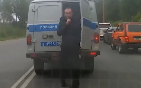 Задержанный сбежал из полицейской машины посреди дороги в Саранске, момент попал на видео