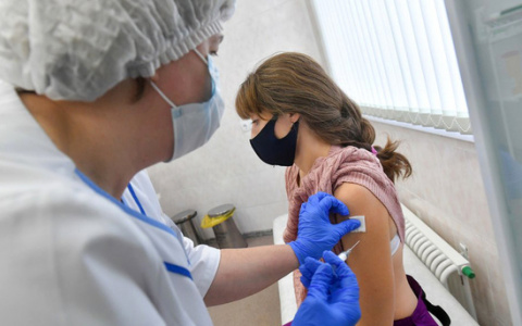 Роспотребнадзор советует людям, переболевшим коронавирусом, сделать прививку