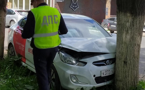Такси попало в ДТП в центре Саранска, а после - врезалось в дерево