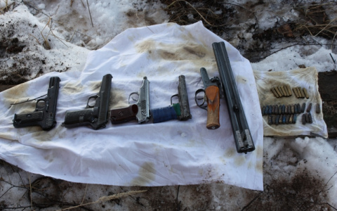 Двух сидельцев осудили в Мордовии за продажу пистолетов, обреза и патронов из тайника