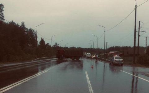 В Мордовии легковой автомобиль "КИА" врезался в МАЗ, есть пострадавший