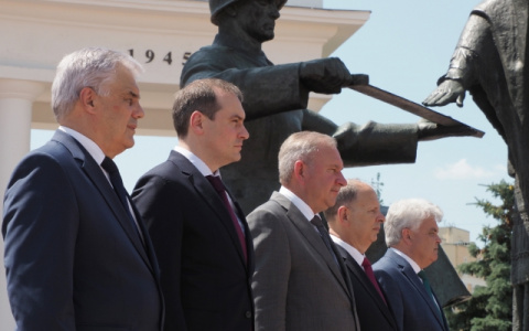 Артём Здунов возложил цветы к монументу воинам – уроженцам региона