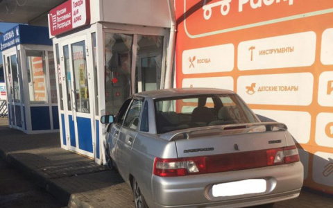 В Рузаевке пьяный 22-летний водитель протаранил крыльцо магазина