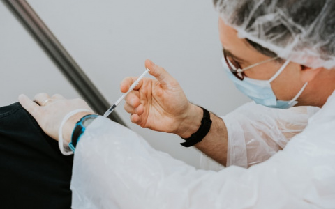 Россиянам объяснили законность отстранения от работы из-за отказа привиться