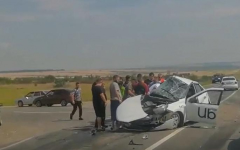 В Мордовии столкнулись легковушка и две фуры, есть пострадавшие