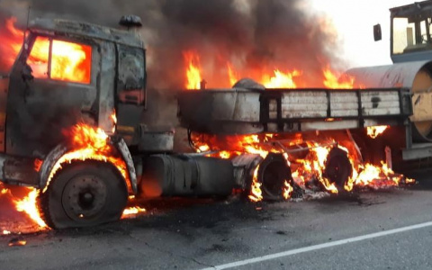 Вечером на трассе в Темниковском районе Мордовии загорелся «КамАЗ», перевозивший каток