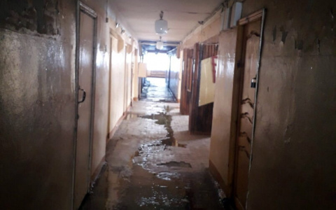 В Краснослободске может обрушиться одно из общежитий, а люди до сих пор живут там