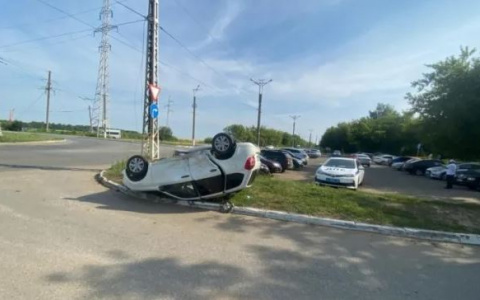 В Саранске женщина-водитель Ford Mondeo перевернула одну «Ладу», а вторую протаранила