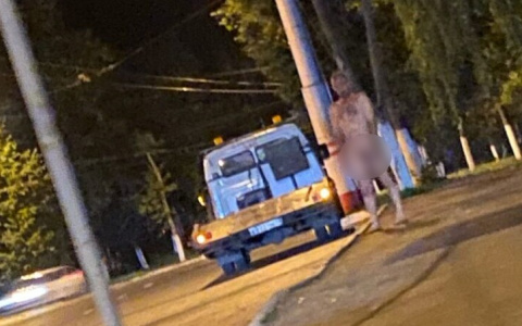 Голый мужчина устроил переполох на одной из остановок Саранска