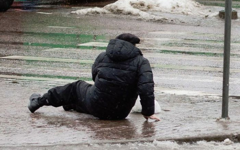 Упавшая на скользком тротуаре жительница Саранска отсудила 100 тысяч за сломанную руку