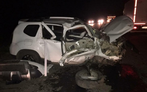 В Мордовии «Дастер» на полном ходу протаранил стоящий на обочине грузовик с прицепом