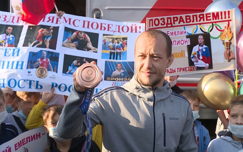 Призер олимпиады в Токио Сергей Емелин привез в Мордовию бронзовую медаль