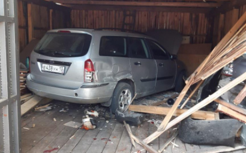 В Мордовии пьяный водитель иномарки врезался дерево и протаранил гараж с «Фордом»