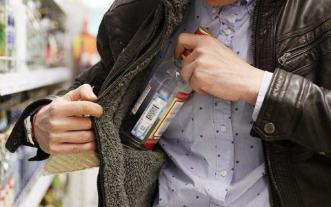 В Саранске был задержан мужчина, подозреваемый в краже спиртного из магазина на Косарева