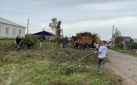 Волонтеры оказали помощь пострадавшим от урагана в Старошайговском районе Мордовии