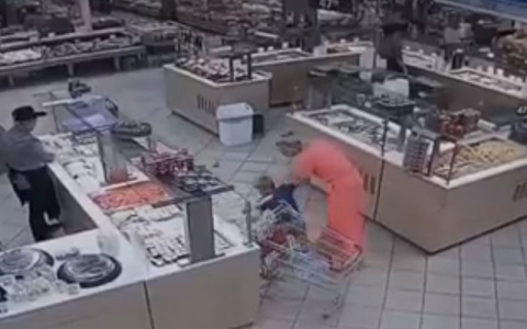 В Саранске полицейские установили личность матери, избившей маленького ребенка в магазине