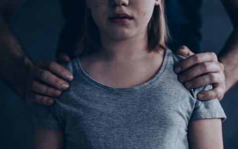 54-летнего педофила в Мордовии осудили за совращение 9-летней дочери и 14-летнего сына