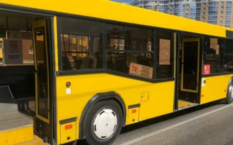 В Октябрьском районе Саранска в салоне автобуса при падении пострадала 63-летняя пенсионерка