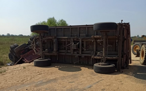 В Кадошкинском районе Мордовии большегруз с прицепом перевернулся в кювет