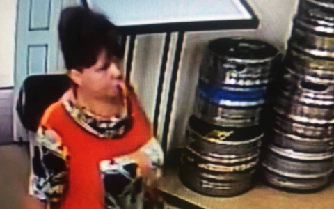 В Саранске полиция ищет женщину в разноцветной тунике, которая расплатилась чужой картой