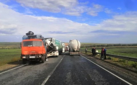 В Дубенском районе Мордовии участниками одной аварии стали 3 «КамАЗа» и Nissan