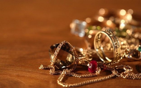 Пакет золота украла 21-летняя жительница Саранска у мамы своего любимого