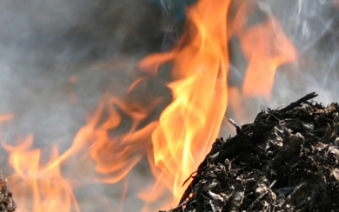 В Саранске горел мусор в неэксплуатируемом строении на Лихачева