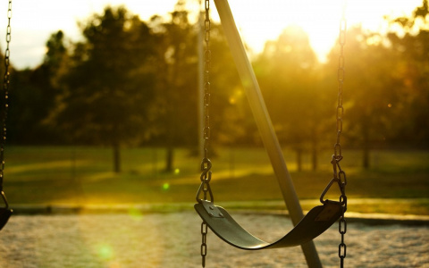 В Саранске 9-летний мальчик сломал ногу, катаясь на качелях