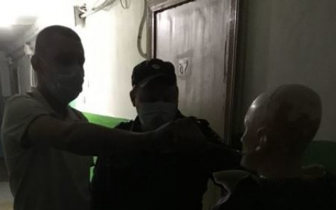 Молодой житель Саранска пытался зарезать соседа на лестничной площадке