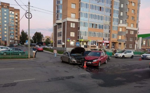 В Саранске столкнулись Volkswagen Passat и «Лада Гранта»