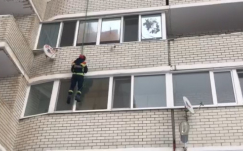 В Саранске маленький ребенок закрылся в квартире: потребовалась помощь спасателей