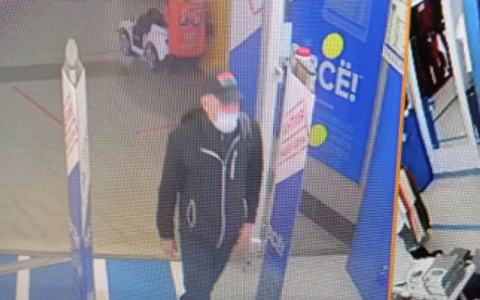 Житель Саранска украл куртку из магазина: мужчину ищет полиция