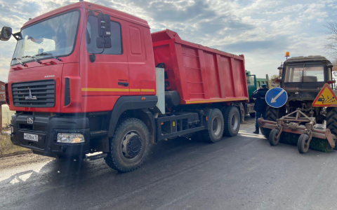 Водитель «Камаза» попал в больницу после столкновения с другим грузовиком в Мордовии