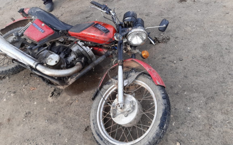 «Мерседес» протаранил мотоцикл в Мордовии: два человека погибли (видео)