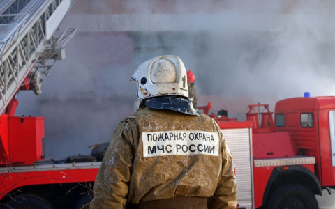 В Саранске мужчина выпал из окна горящей квартиры