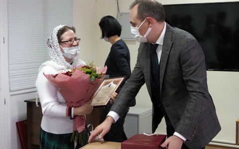 Артем Здунов вручил Почетный диплом многодетной матери Ирине Молчановой из Атяшевского района