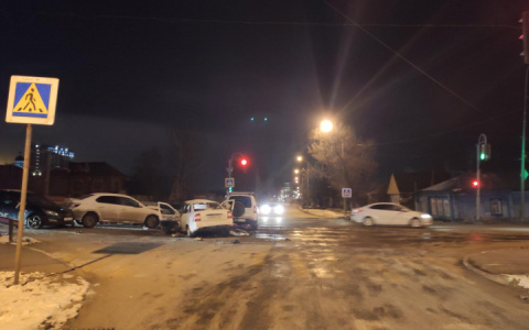 Массовая авария на перекрестке в Саранске: пострадали четыре человека