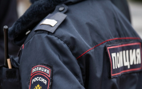 В Саранске заметили подозрительного мужчину, который стоял на балконе с оружием