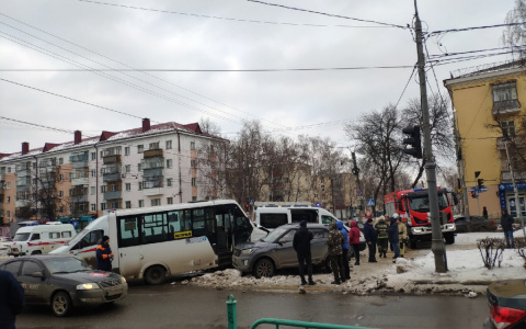 В центре Саранска столкнулись маршрутка и внедорожник