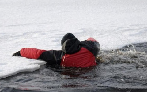 В Мордовии майор полиции спас провалившегося под лед школьника