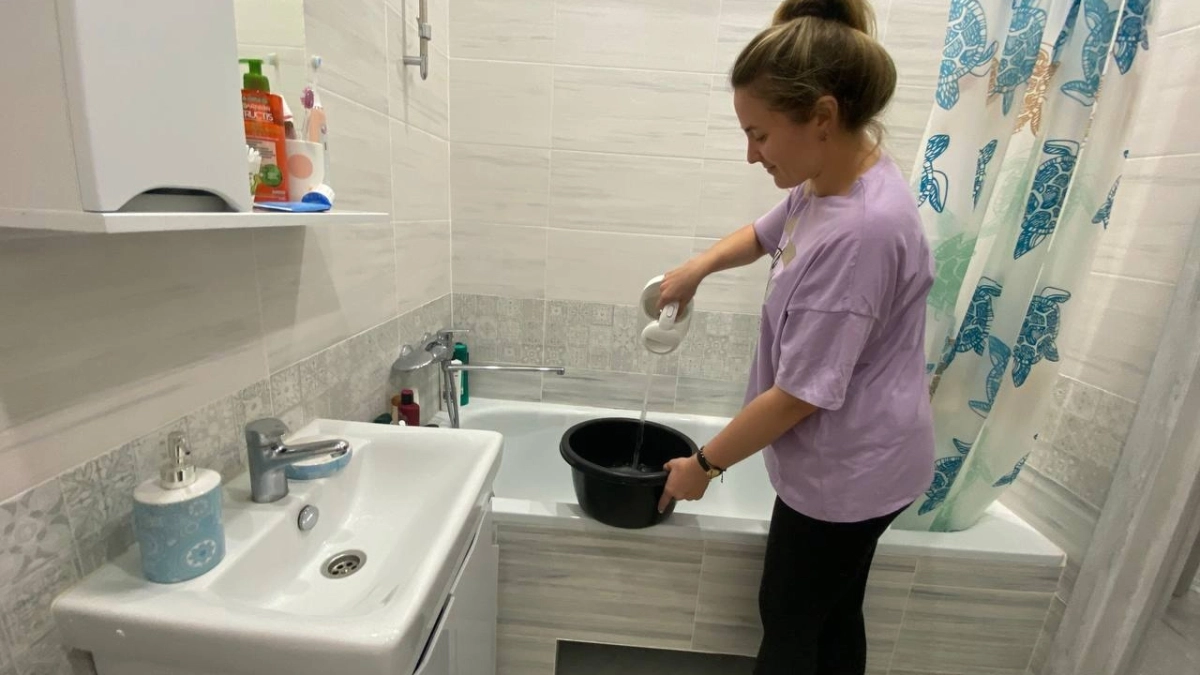 Разрезаю пластиковую бутылку, и любой засор пролетает со свистом: делаю так много лет