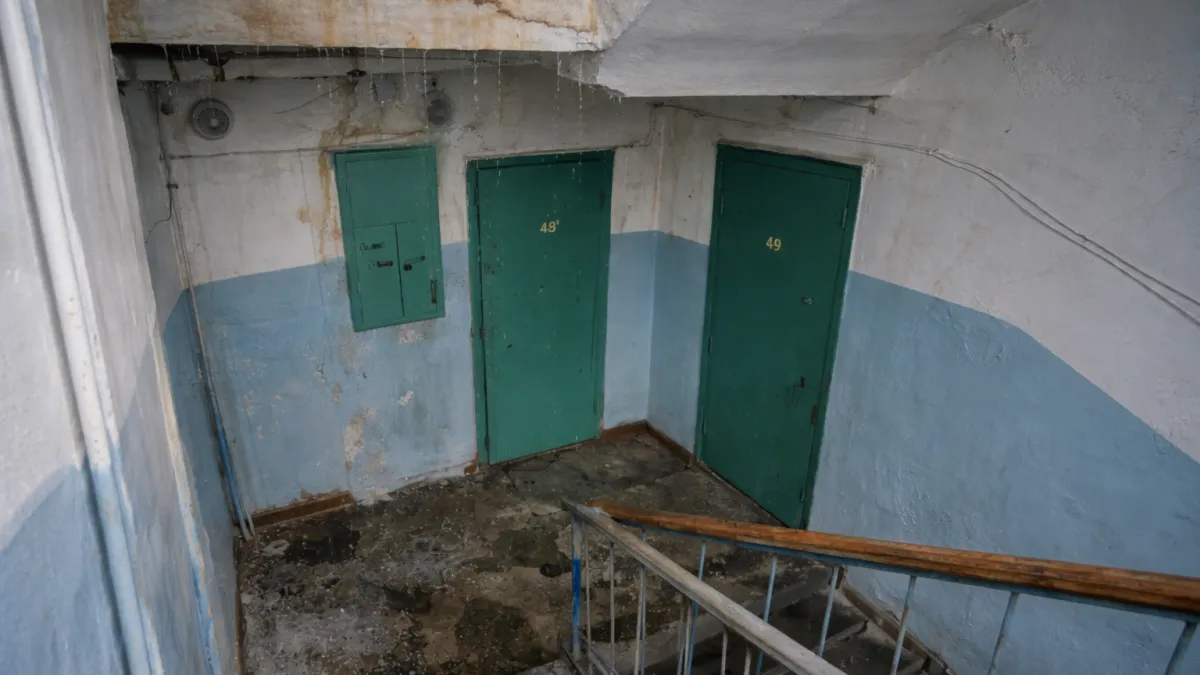 После капремонта в доме на Полежаева в Саранске снова протекает крыша