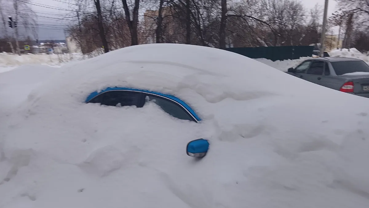 В Саранске сотрудники полиции помогли местной жительнице вытащить автомобиль из снега