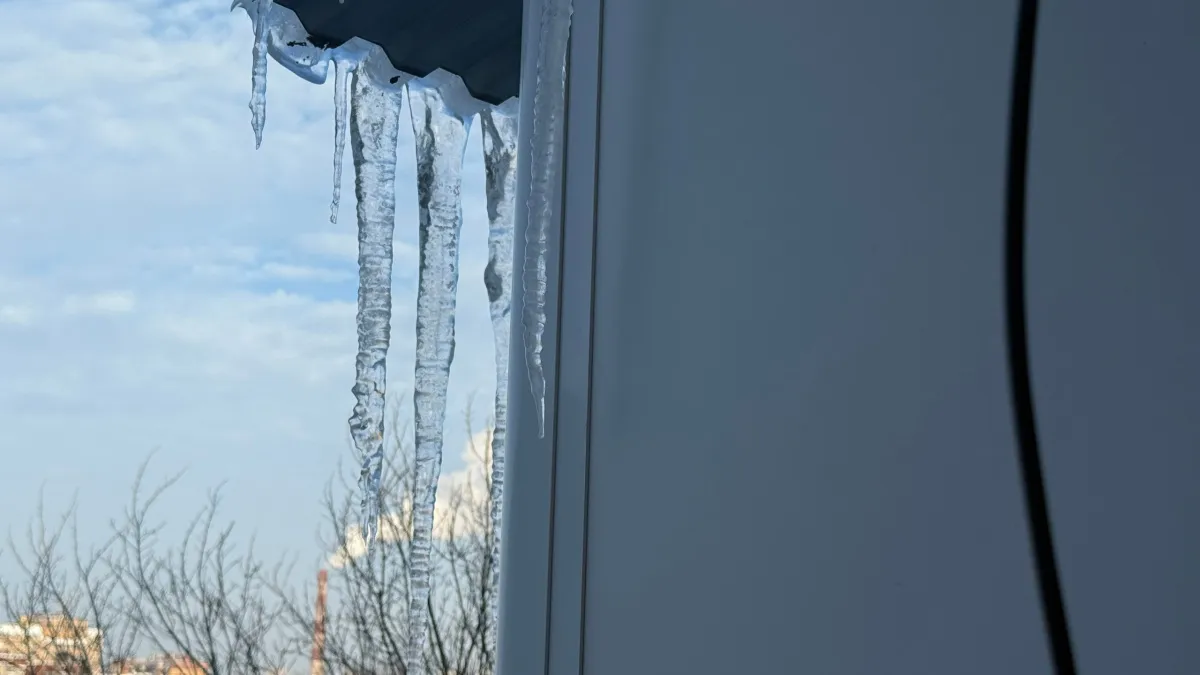 Жители Рузаевки бьют тревогу из-за наледи на крыше дома