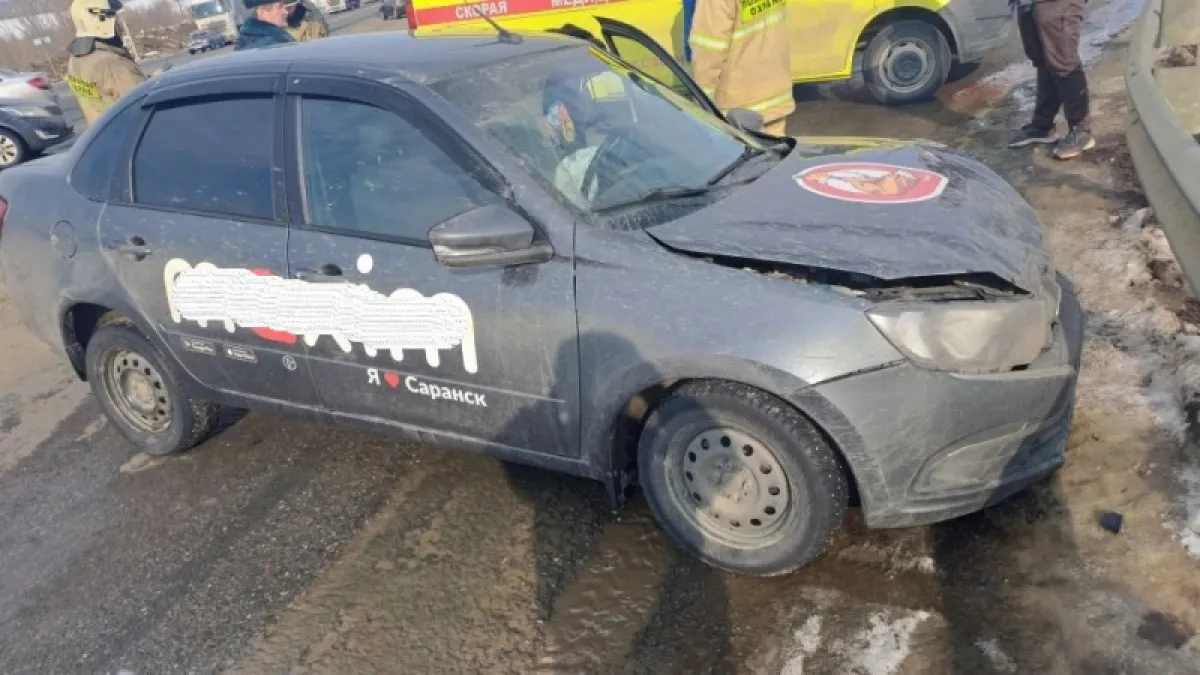 В Мордовии "Ларгус" и "Гранта" не поделили дорогу: есть пострадавшая