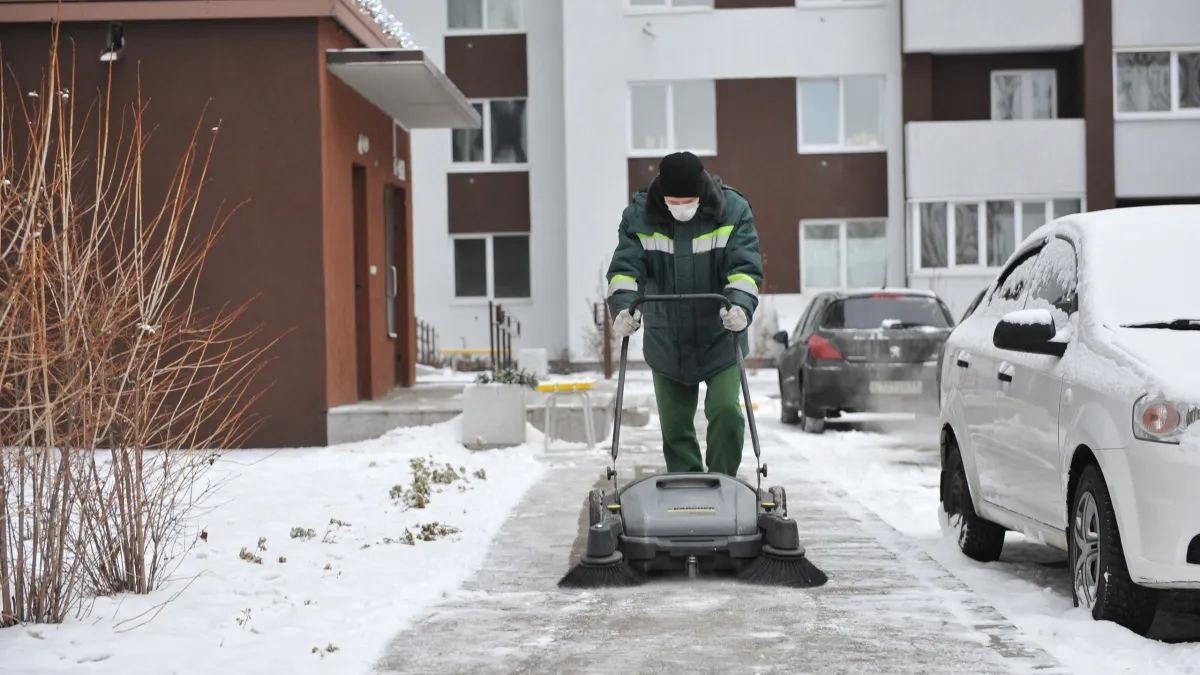 Лед с крыши в Саранске сбили вместе с козырьком подъезда