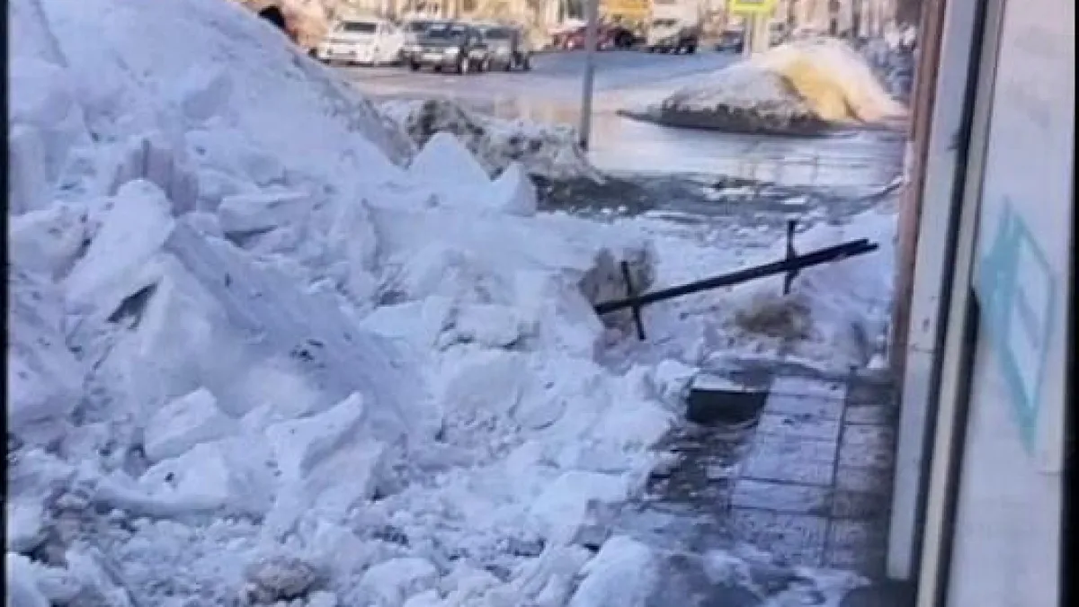 Сход снега в Саранске: двух женщин экстренно доставили в больницу