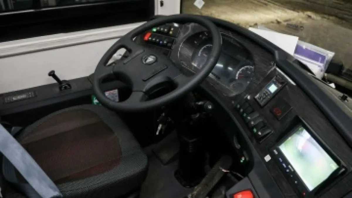 «Швырнул деньги в лицо»: пассажиры возмущены работой водителей автобуса №28