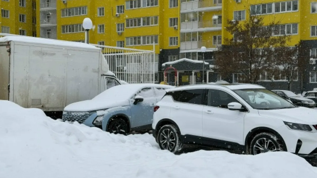 Жалобы не помогли: снег с крыши дома в Саранске снёс крыльцо аптеки