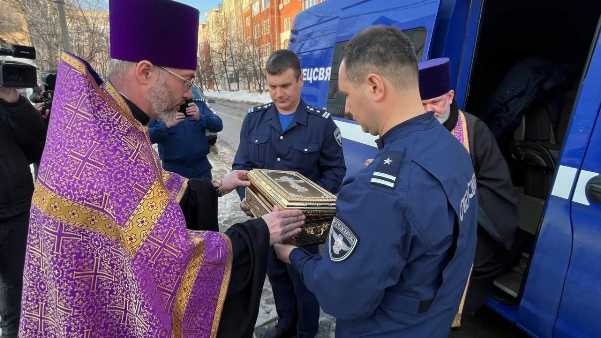 В Саранск прибыли святыни христианского мира: частица Креста и шип из Тернового венца